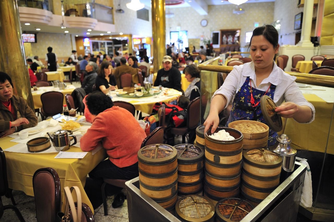 Dim Sum auf Bambusdämpfern — die Sprache, in der in Hongkong Vertrauen gebaut wird