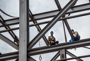 Arbeiter auf einem Stahldach — Führung, wo Theorie sofort an der Realität scheitert
